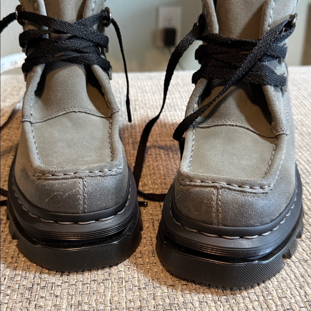 NWOT Dr. Martens Corran 3-Eye Suede Heeled Gray Chunky Ankle Boots Gunmetal sz 7 - Picture 4 of 10
